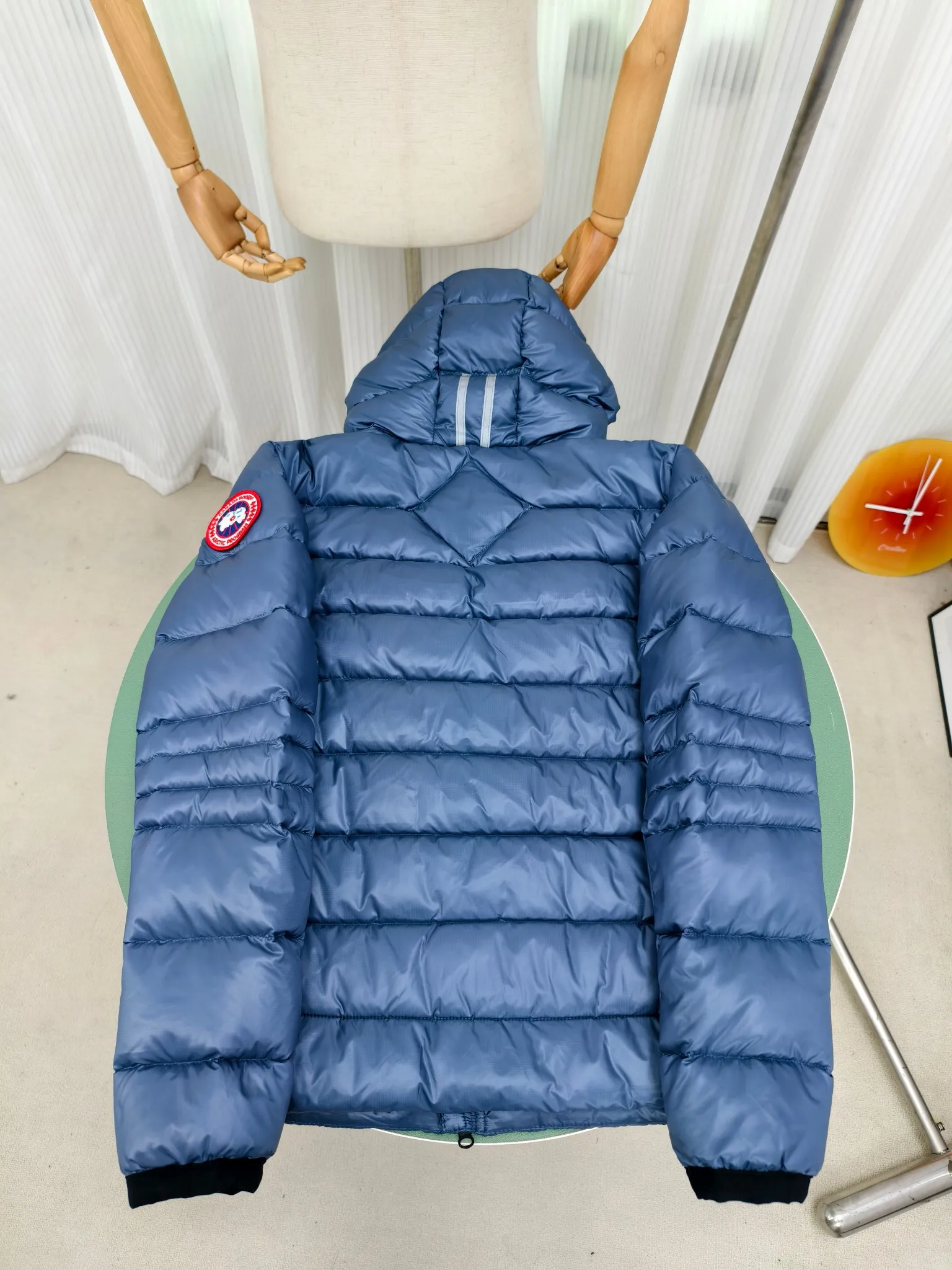P860 ————2227MB model (high version) Canada goose Crofton hooded down jacket, this is a down jacket suitable for late autumn and early winter: on cold, rainy mornings, it can be used as a layer of warmth inside the rainproof jacket, and can be worn alone in the late autumn and early winter with a little bit of coolness. Filled with white duck down. The Crofton Hooded Jacket is a versatile, lightweight and versatile piece that even packs itself in for easy transport. The inner layer has removable elastic straps, making the jacket easy to carry on the shoulder and hands-free. 2 zippered hand pockets with fleece fabric on the knuckle side for softness and warmth. Color: black with black label, black with red label, ocean blue, superoxide blue, silver birch red label, silver birch black label Size: XS-2XL